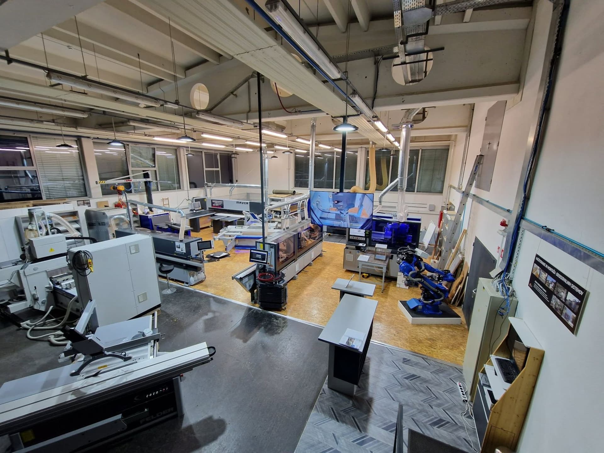 The Totus showroom in Ljubljana — panel saws, CNC machines and robotic automation, live