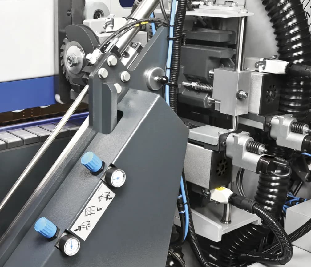 End-trimming unit of the Tempora F600 with its saw blade