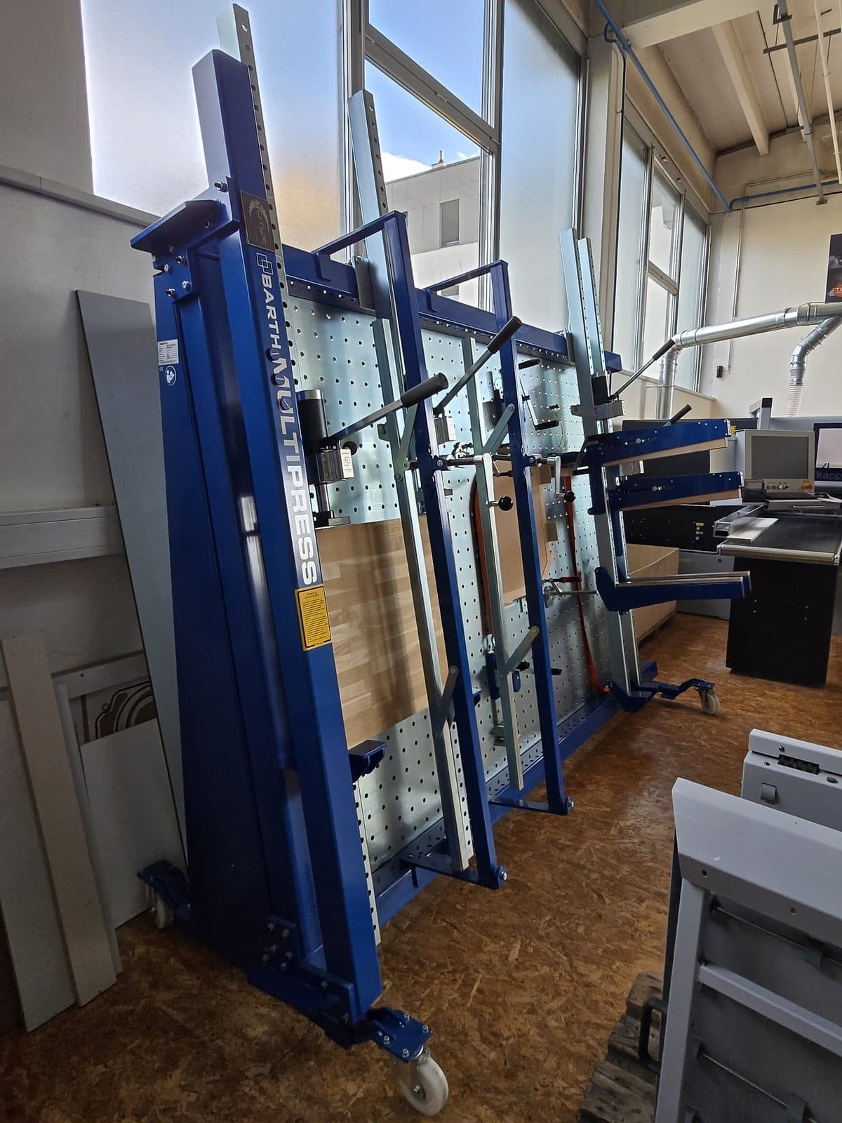 Stiskalnica BARTH MULTI Press RPGL 2530 od strani: ogrodje, perforirana plošča in pritisne enote