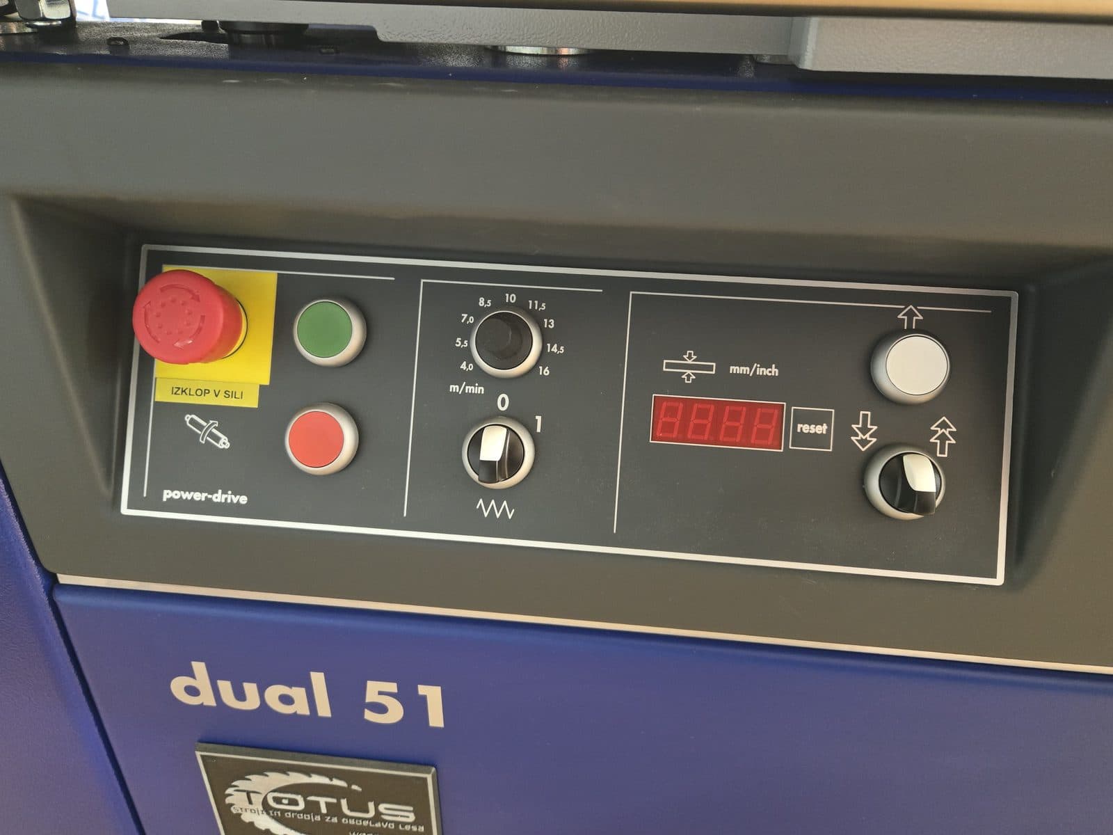 Upravljalna plošča DUAL 51 s stikalom za hitrost podajanja in tipkama Power-Drive
