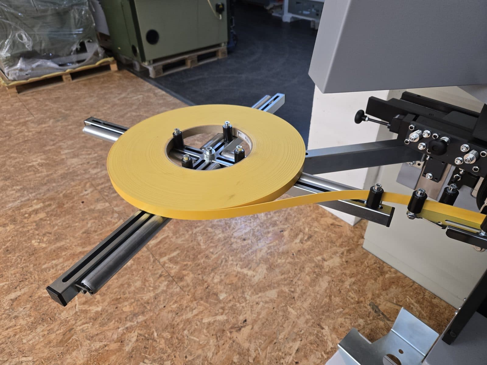 Navitek robnega traku na držalu