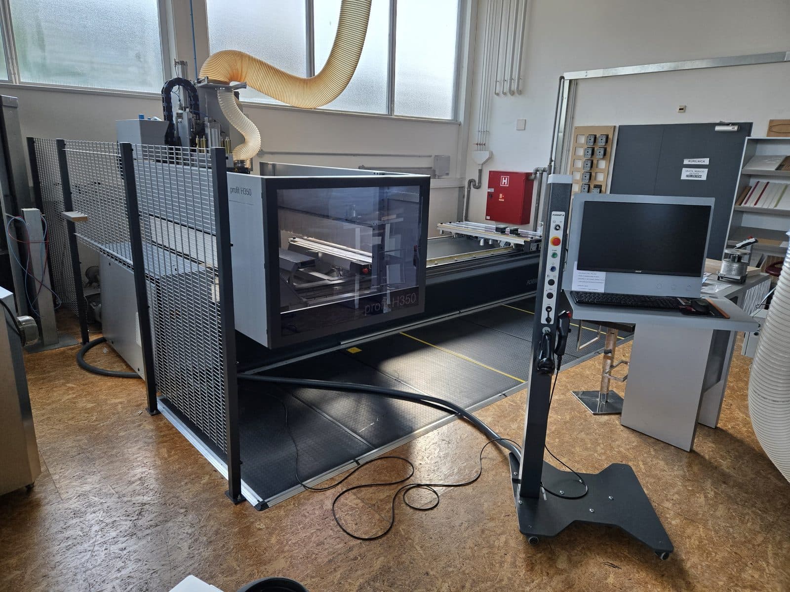 Format4 profit H350R 16.30 z mobilnim krmilnim pultom z monitorjem