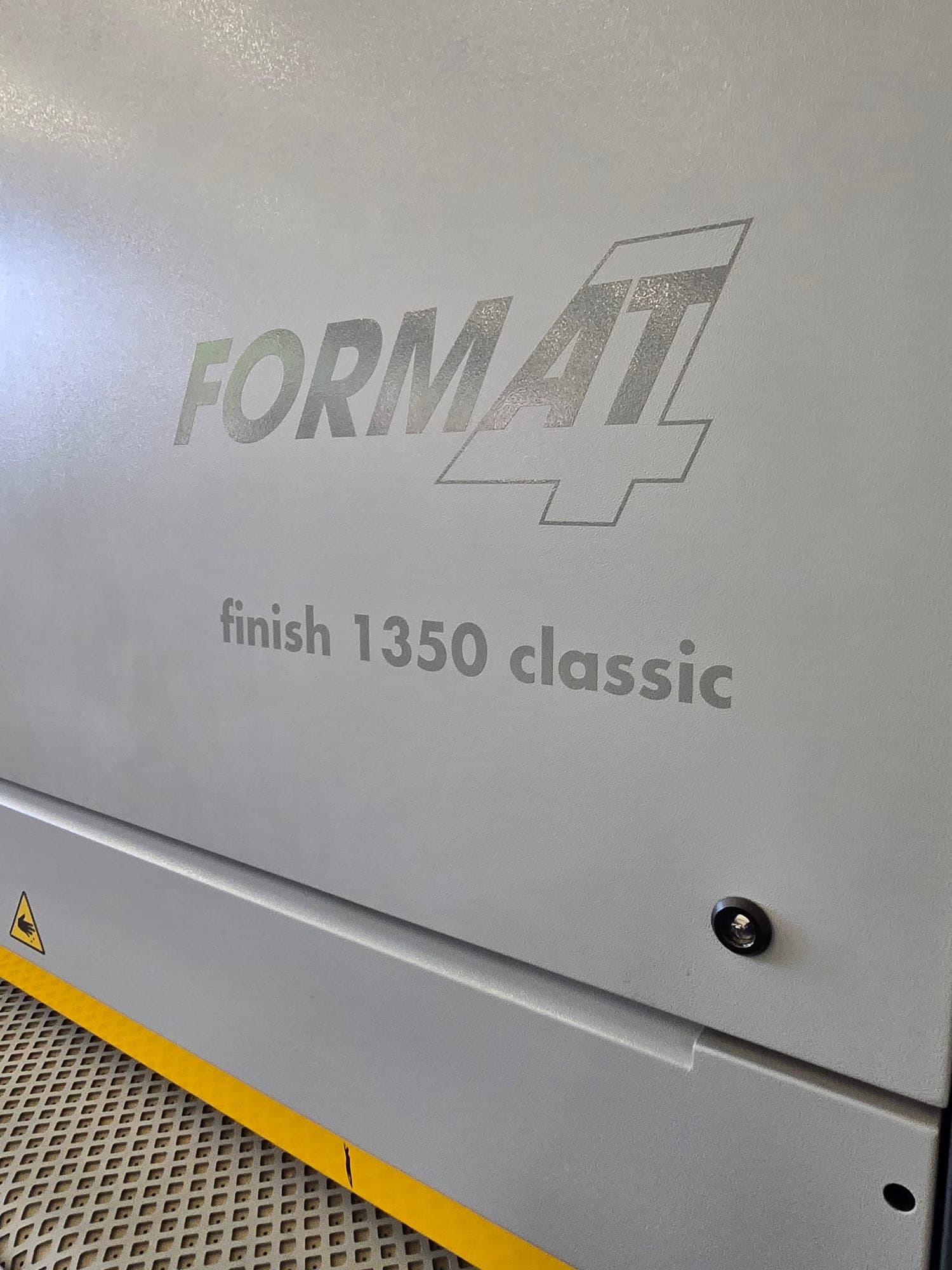 Napis Format4 finish 1350 classic na ohišju stroja