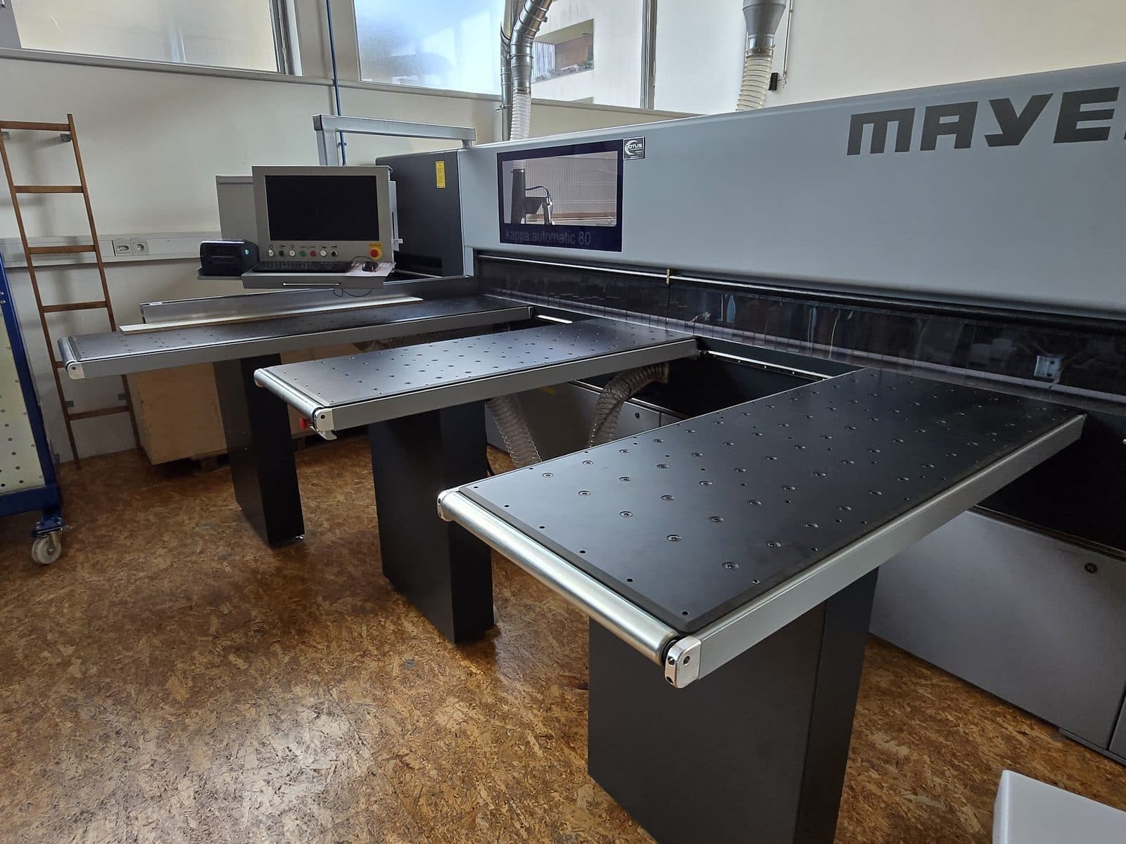Mayer KAPPA 80 v našem razstavnem prostoru v Ljubljani: mize in terminal