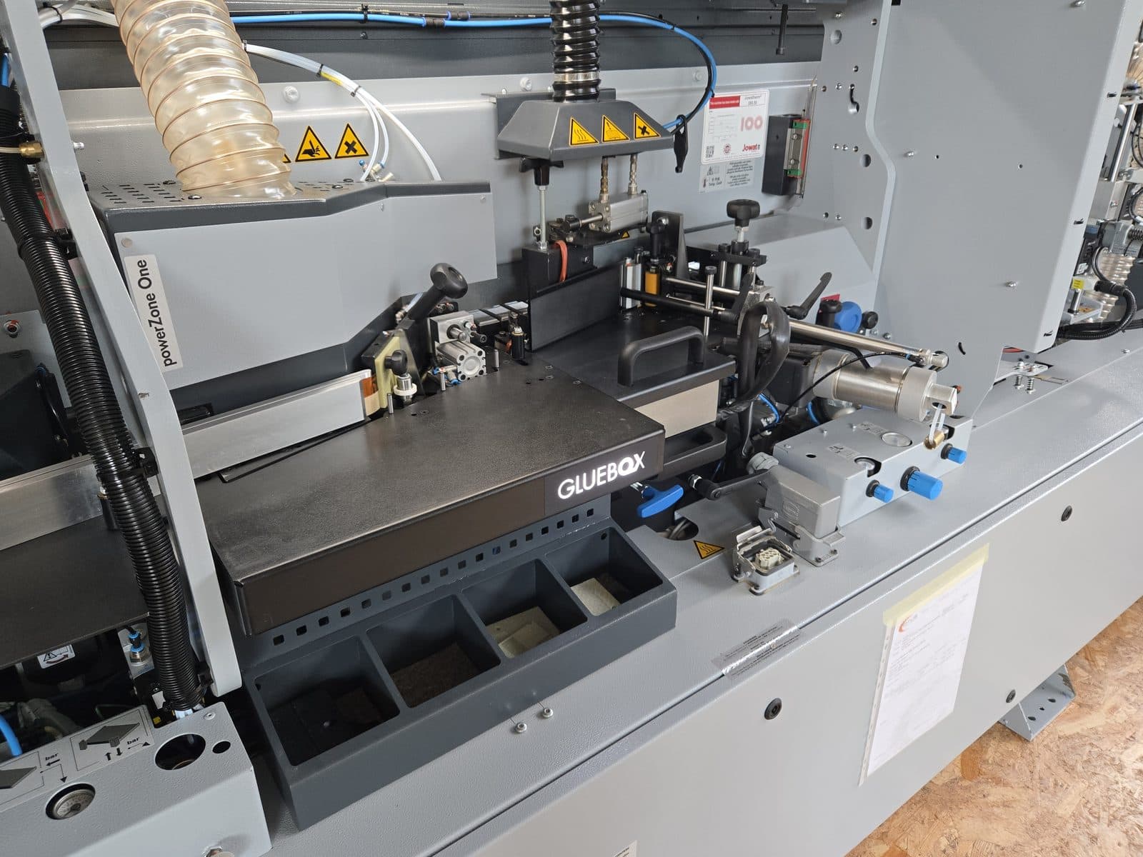 Gluebox in pritisna enota